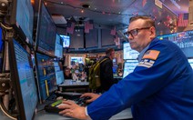 Chứng khoán Mỹ lập đỉnh sau khi Fed hạ lãi suất và 'con chim hoàng yến trong mỏ than'