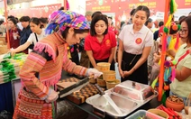 Nghệ sĩ đến Ngày của phở: Mê mẩn những gian hàng cắt bánh phở thủ công