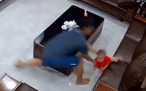 Bố phản xạ như siêu nhân giúp con trai thoát cú ngã đau