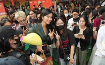 Kim Tuyến trong vòng vây người hâm mộ tại Ngày của Phở