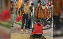 Trung Quốc: Vợ quỳ gối xin chồng mua áo khoác hơn 1 triệu đồng
