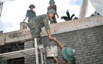 Bộ đội vào vai 'thợ đụng', thợ điện nước, thần tốc xây nhà cho dân vùng lũ