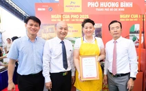 Trao thư cảm ơn, cùng trải nghiệm làm bánh phở với các chủ tiệm phở ở Ngày của Phở 2025