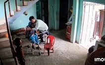 Xúc động cảnh con trai ở xa chào tạm biệt mẹ già khi về quê ăn đám cưới