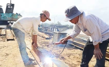 Hối hả sửa chữa cây cầu nối đôi bờ sông Thu Bồn bị lũ 'xé toạc'