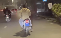 Tài xế 'đầu trần' lái xe biển xanh giữa phố Hà Nội, cảnh sát tìm ra cơ quan sở hữu