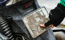 Bôi cát, bã kẹo cao su lên biển số xe để 'qua mắt' camera AI, các tài xế bị xử phạt