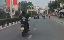 Buông hai tay khi chạy xe máy, nam sinh ở TP.HCM bị tịch thu xe