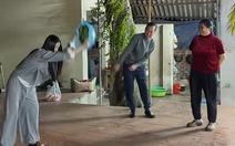 Bố mẹ chồng phì cười khi xem con dâu vẩy rau