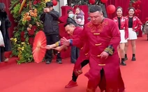 Hai thanh niên nhảy cực cuốn trên nền nhạc sôi động