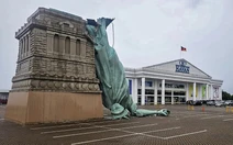 Tượng Nữ thần Tự do ở Brazil 'đổ úp mặt, gãy tay' vì mưa bão