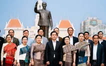 Đoàn đại biểu Lào kính dâng hoa tưởng niệm Chủ tịch Hồ Chí Minh