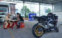 Chặn, xử phạt nhóm người chạy xe phân khối lớn quá tốc độ từ Cần Thơ đi TP.HCM