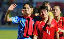 Tuyển nữ Việt Nam chào khán giả trong nước mắt sau trận chung kết SEA Games 33 nghiệt ngã