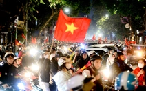 Người dân tràn ra đường 'đi bão' mừng U22 Việt Nam vô địch SEA Games 33