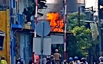 Cháy nhà trong hẻm đường Phạm Văn Đồng, nghi bình gas xì gặp lửa gây cháy