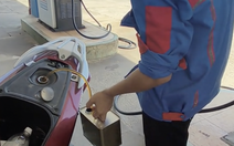 Không nhận chuyển khoản, nhân viên cây xăng hút lại xăng: Thiếu chuyên nghiệp lẫn thiếu tình