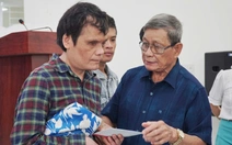 Báo Tuổi Trẻ tặng quà hỗ trợ người mù vùng lũ Khánh Hòa