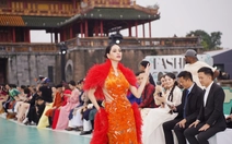 Ngọ Môn Huế rực sắc màu thời trang của thí sinh Hoa hậu Hoàn vũ quốc tế 2025