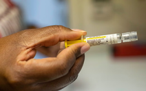 Lấy trẻ sơ sinh châu Phi để thử nghiệm vắc xin viêm gan B