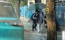 'Đạo chích' vội trả lại điện thoại vì móc túi nữ sinh bị bắt quả tang