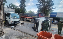 Xe ben tông xe tải, xe tải tông xe rác rồi lật ngang đường