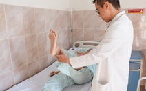 Tuổi đôi mươi mà... đi đứng không nổi