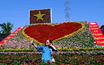 Trái tim làng hoa Sa Đéc được kết bằng 1.500 giỏ hoa thu hút khách chụp ảnh