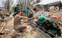Bộ đội dựng lại mái ấm cho dân trước Tết