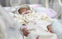 Bé gái Hàn Quốc sinh non chỉ nặng 328 gram, 6 tháng sau nặng 4kg