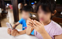 Con chơi game, lên mạng xã hội sớm: Cấm hay 'nương theo'?