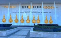 Trung tâm Trump - Kennedy trang trí các họa tiết nổi mạ vàng như Phòng Bầu dục?