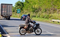 Người dân băng ngang đường cao tốc Liên Khương - Prenn vì thiếu đường gom