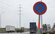 Xe đầu kéo, container đậu hàng dài trên đường dẫn cao tốc, hướng ra đường Võ Chí Công dù có biển cấm