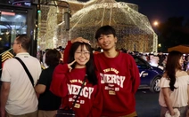 Trời vừa tạnh mưa, nhiều nhà thờ, xóm đạo ở TP.HCM đông nghẹt người dự lễ, đón Noel