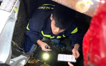 Cảnh sát Đà Nẵng xuống cống tìm điện thoại cho du khách nước ngoài