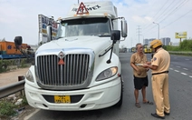 Nhiều tài xế xe container, xe tải... dừng, đỗ sai quy định trên đường Võ Chí Công bị lập biên bản