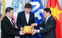 HLV Kim Sang Sik và tấm huy chương 33 chỉ vàng 24K có giá hơn 500 triệu đồng