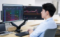 VN-Index giảm 13 điểm, cổ phiếu thép 'ngược dòng'