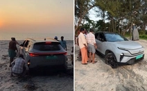 Xe điện sa lầy trên bãi biển, Toyota Fortuner ra tay cứu hộ
