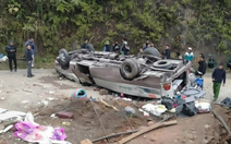 Lật xe chở đoàn từ thiện ở Lào Cai, 8 người chết