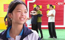 Cô bé mừng rỡ ôm chầm lấy MC Thành Trung khi gia đình nhận được phần quà có giá trị lớn