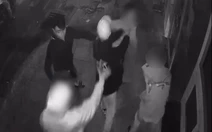 Công an phường Xóm Chiếu truy xét 14 thanh, thiếu niên chặn xe, hành hung người đi đường