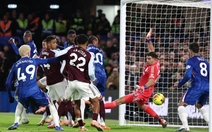 Fan Aston Villa tức thủ môn Martinez ‘đứng im’ nhìn Chelsea ghi bàn