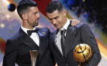 Ronaldo trao giải cho Djokovic tại Quả bóng vàng Dubai
