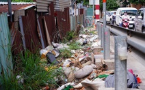 Rác sinh hoạt, rác xây dựng đổ tràn lan như trêu ngươi ở TP.HCM