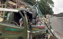 Xe tải va chạm xe máy rồi lao vào nhà dân làm một cháu bé tử vong