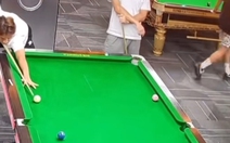 Chàng trai chán không buồn nói khi đối thủ dọn bàn bằng loạt cơ bida rùa