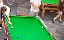 Chàng trai chán không buồn nói khi đối thủ dọn bàn bằng loạt cơ bida rùa