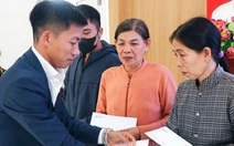 Dân vùng lũ nhận quà tái thiết của Tuổi Trẻ và GREENFEED: Có thêm tiền mua lúa giống cho vụ mùa mới